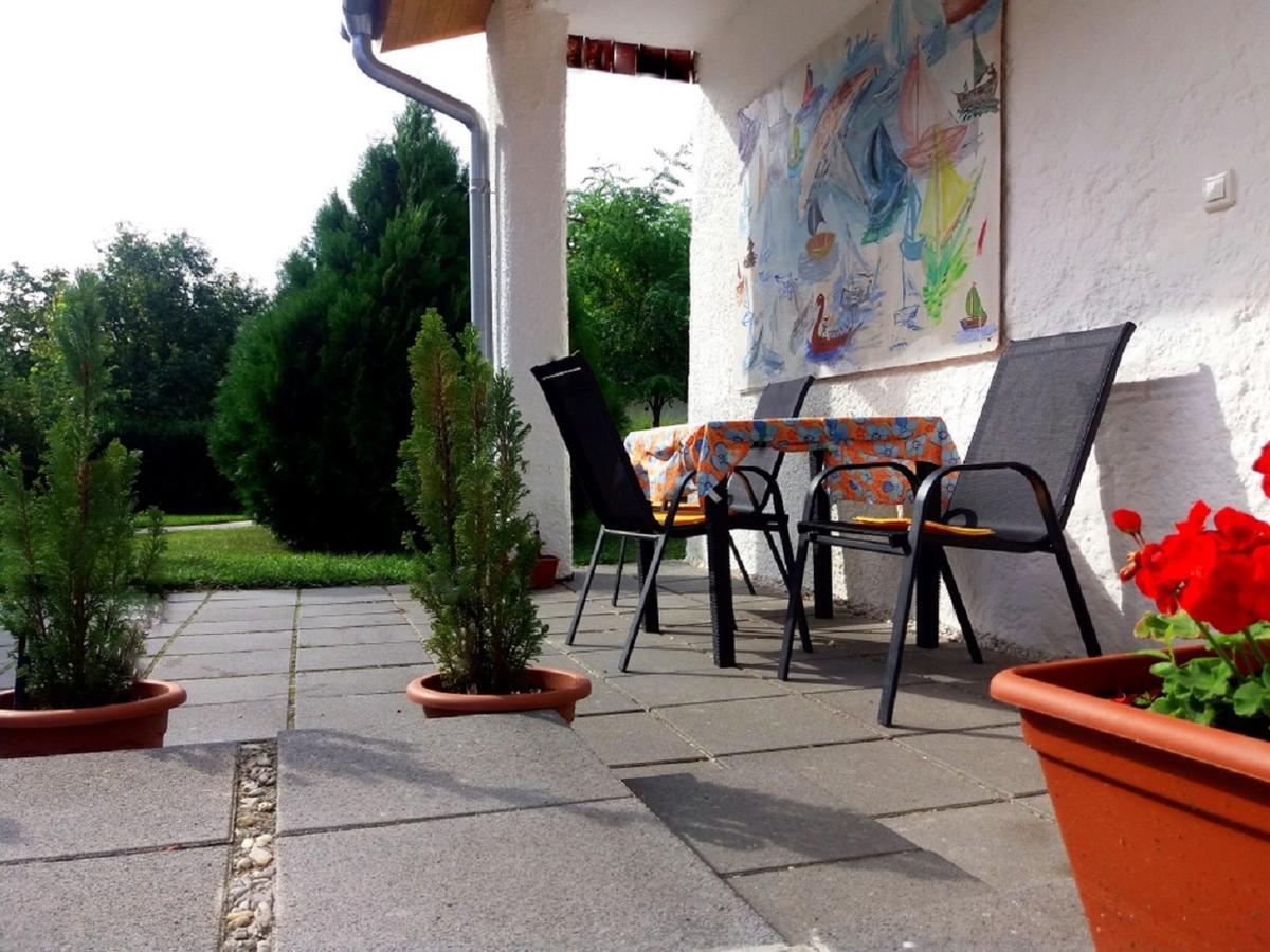 Hotel Julia Vendeghaz Sarrod Zewnętrze zdjęcie